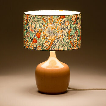 Lampe cramique Terra Nude avec abat-jour Golden Lily 25 allume