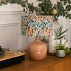 Lampe cramique Terra Nude avec abat-jour Honeysuckle Morris&co 25